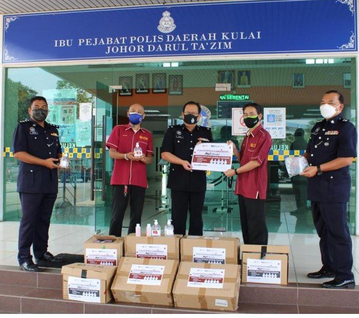 CCIN UTM Sumbang PPE kepada ‘Frontliners’ di Hospital dan Balai Polis