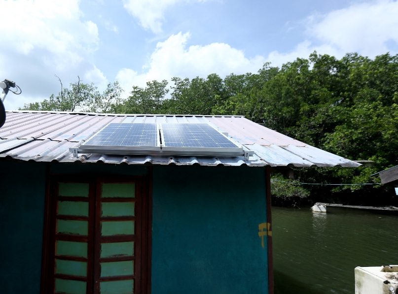 UTM Lestarikan Rumah Rakit di Tanjung Surat dengan Teknologi Solar